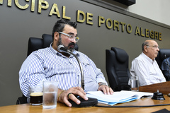 Votação do relatório final da Comissão Especial do Transporte Coletivo. Na foto, vereador Clàudio Janta lê o resumo do relatório
