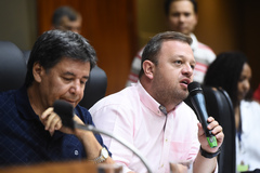 Votação do relatório final da Comissão Especial do Transporte Coletivo. Na foto, o vereador André Carús ao microfone