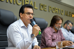 Votação do relatório final da Comissão Especial do Transporte Coletivo. Na foto, vereador Alvoni Medina declara seu voto