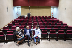 Secretário Victor Hugo (c) conheceu o Teatro Glênio Peres