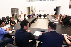 Vereadores Valter Nageltein (centro) e Ricardo Gomes (d) estiveram hoje com comerciantes do Moinhos de Vento