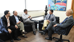 Reunião da diretoria do DEMHAB com o presidente Valter Nagelstein. Na foto, o chefe de gabinete Emerson Corrêa (esq.), o diretor-geral adjunto do DEMHAB, Amancio Ferreira, o coordenador jurídico Reginaldo Bidigaray, o presidente Valter Nagelstein e o vereador Luciano Marcantônio.