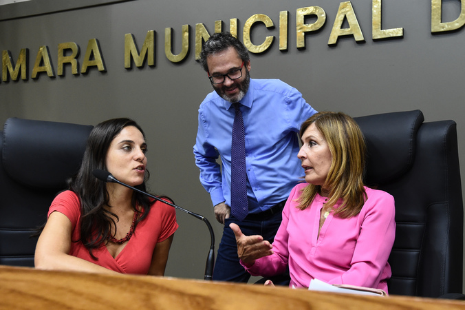 Movimentação de plenario. Vereadoras Fernanda Melchionna e Mônica Leal, e vereador Roberto Robaina