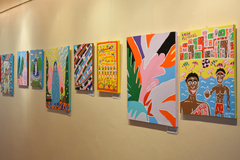 As telas da artista exibem cores fortes e mensagens escritas 