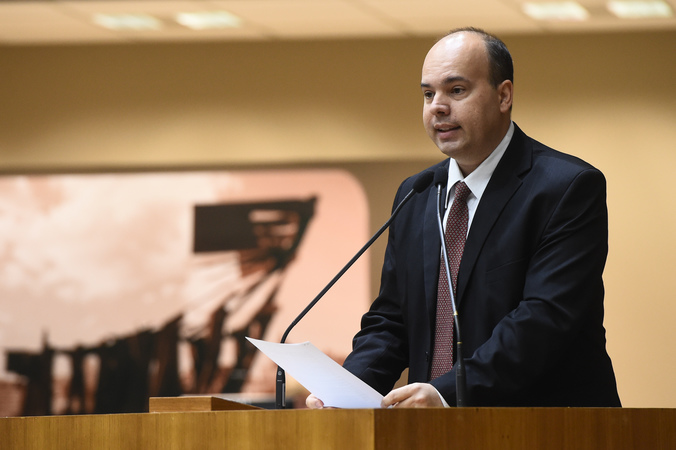 Tribuna Popular com a Associação Gaúcha de Escritores (AGES) sobre o veto do prefeito ao Programa Adote um Escritor. Na foto, Christian Nectoux David