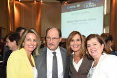 A vereadora (de blazer escuro), com Sartori, a primeira-dama e Simone Leite (e), presidente da Federasul