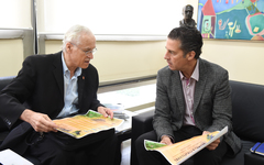 O presidente  da Câmara recebeu o deputado e ex-vereador Raul Carrion (e)