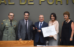 A vereadora Nádia entregou a medalha e o diploma ao homenageado