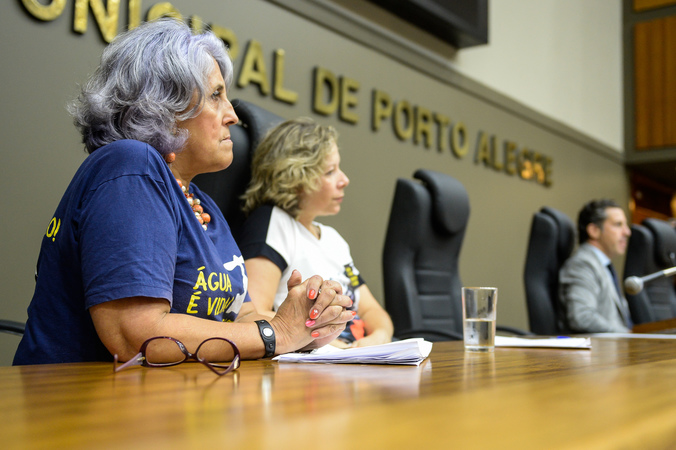 Dia mundial da água. Representantes do DMAE defendem a não privatização. Na foto, Alice Aillon, auxiliar técnica do DMAE - SIMPA, Sandra Darvi, Engenheira do DMAE - SENGE e o vereador Valter Nagelstein.