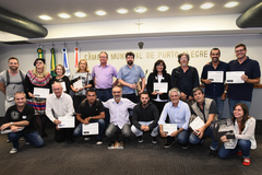 Fotógrafos premiados e selecionados que participaram da solenidade 