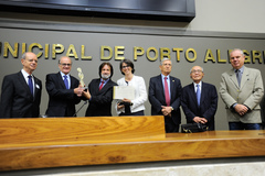 Newton Luiz Terra recebe troféu entregue por Aldacir Oliboni