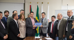 A entrega do balanço foi feita pelo prefeito (de camisa rosa) ao presidente Valter Nagelstein e diversos vereadores