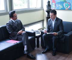 Presidente (d) recebeu das mãos do cônsul do Japão o convite para o festival