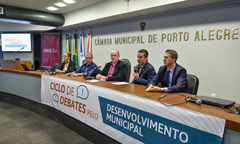 Presidente Valter Nagelstein (ao microfone) defendeu mais autonomia para os municípios