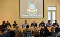O presidente (ao microfone) no painel  realizado no auditório do Ministério Público