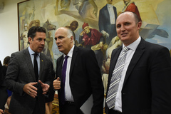 Nagesltein (e) e Piqué (c) durante o lançamento da aliança
