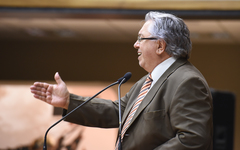 Vereador Adeli Sell (PT) na tribuna do Plenário Otávio Rocha
