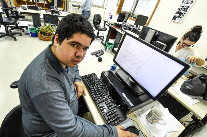 Matheus Lourenço de Oliveira e Silva é autista e realiza estágio na área de jornalismo.