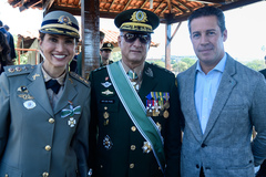 A vereadora Comandante Nádia, o general Edson Leal Pujol e o presidente da Câmara (d)