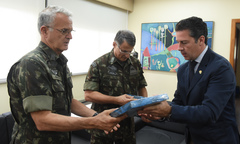 Miotto (e) assumirá o Comando Militar do Sul em substituição a Pujol (c)