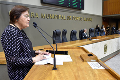 Presidente da Academia, Santa Inèze da Rocha, agradeceu a homenagem em nome das escritoras