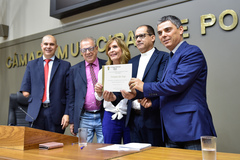 Trogildo (d), com Mônica, entregou, ao padre Belmonte, o diploma alusivo ao aniversário
