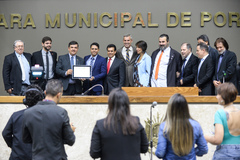 O pastor Leandro Oliveira recebeu placa em homenagem à FJU