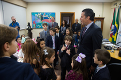 Presidente da CMPA, vereador Valter Nagelstein, recebe no gabinete os alunos do Colégio Israelita, que realizam "posse dos vereadores mirins da cidade laboratório - IR Ktaná