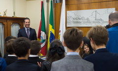 Presidente da CMPA, vereador Valter Nagelstein, recebe no gabinete os alunos do Colégio Israelita, que realizam "posse dos vereadores mirins da cidade laboratório - IR Ktaná