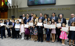 Vereadores mirins exibem seus diplomas