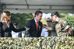 A vereadora Mônica Leal e o vereador Valter Nagelstein no palanque oficial