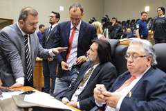 Vereadores em Plenário nesta quarta-feira