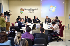 Relatório sobre a relação entre o Hospital Moinhos de Vento e o Hospital da RestingaProcuradora Eliane Pastoriz e representantes da comunidade e conselhos.