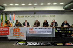 Oliboni (c), que preside a Frente, e colegas de diversos partidos 
