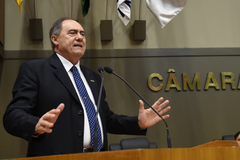 Diretor do Sinpro, Marcos Júlio Fuhr falou ao plenário da Câmara nesta segunda-feira