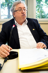 apreciação de pareceres. Aprovação de redações finais. Na foto, o vereador Adeli Sell.