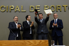 Pedro Reginato, da Associação, comemorou a distinção, entregue pelo vereador Moisés Barboza (2º da esq. para a dir.)