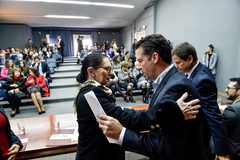 Valter Nagelstein cumprimenta a procuradora-geral do Município, Eunice Nequete