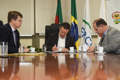 O presidente Valter Nagelstein (c), o secretário Maurício Fernandes e o diretor do DMLU, José René de Souza (d), assinaram o termo 