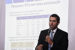 Comissão Especial do IPTU faz reunião extraordinária no bairro Sarandi. Na foto,  secretário municipal da Fazenda Leonardo Busatto ao microfone