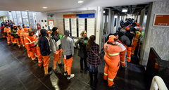 Durante toda a manhã, os funcionários fizeram fila no térreo 