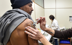 Crianças e e adultos devem receber doses de vacina (Foto Arquivo CMPA)