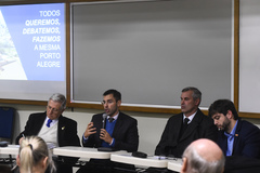 Comissão Especial do IPTU faz reunião extraordinária no Colégio Rosário. Na foto, secretário municipal da Fazenda, Leonardo Busatto, ao microfone, com vereadores João Carlos Nedel, Mauro Pinheiro e Felipe Camozzato na mesa