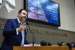 Vereador Ricardo Gomes na tribuna do Plenário Otávio Rocha (Foto arquivo CMPA)
