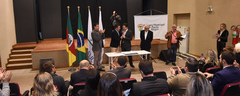 A assinatura ocorreu no Teatro Glênio Peres, do Legislativo