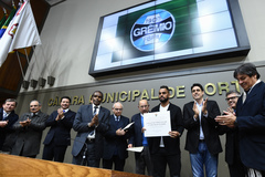 Presidente Romildo Bolzan e jogador Maicon receberam diplomas entregues por Tarciso Flecha Negra (e)