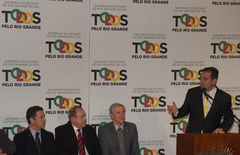 Nagelstein (e) acompanha discurso do ministro da Saúde