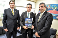 Presidente Valter Nagelstein (centro), recebe diretores da Constusul