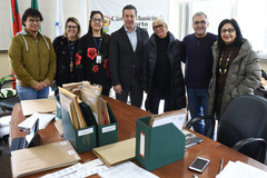 Os três jurados (à dir.), com o presidente da Câmara, Valter Nagelstein (c), e servidores da comissão organizadora do evento 