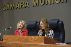 Jaqueline Sanchotene (e) com a vereadora Mônica Leal no Plenário Otávio Rocha